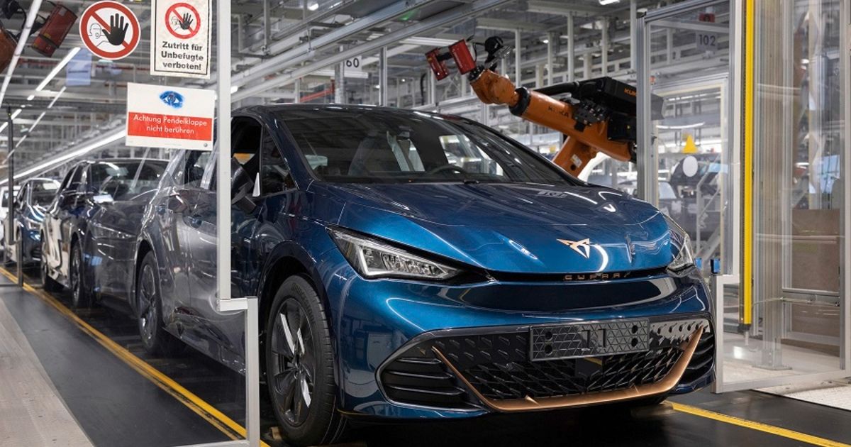 Global microchip shortage will fester into 2024, VW CFO says 15 Global microchip shortage will fester into 2024, VW CFO says